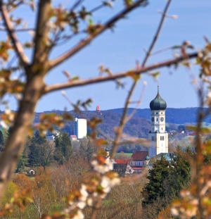 Blick ins Mindeltal - mit dem Ursberger Kirchturm, dem Getreidesilo der Burger Mühle und im Hintergrund die Burger Kirche.