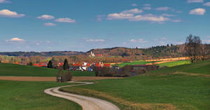 Blick ins Zusamtal - Muttershofen und im Hintergrund die Wallfahrtskirche Maria Vesperbild.