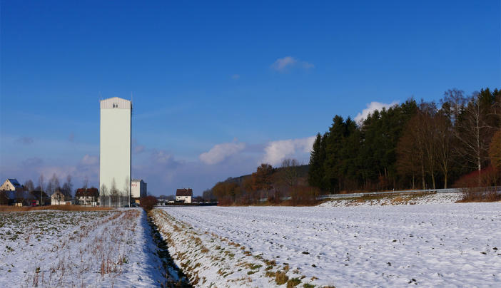 Ein Blickfang im Mindeltal - das imposante Getreidesilo der Burger Mühle. "Eiskalt" fotografiert am 16.1.2021