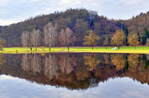 Nach der Schneeschmelze stehen einige Wiesen im Mindeltal zwischen Thannhausen und Oberrohr unter Wasser - zur Freude des Fotografen.