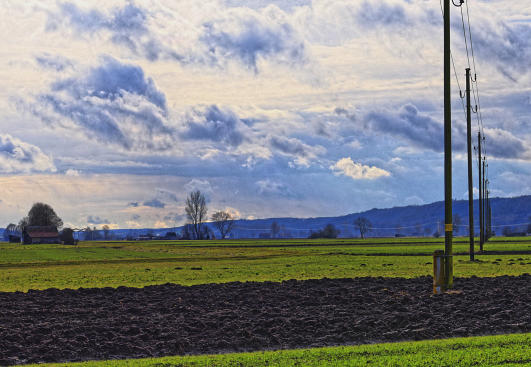 Ein Wolkenmix am Himmel -  ein eisiger Wind fegt durch das Mindeltal - am 8. Februar 2021.