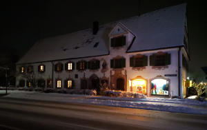 Das denkmalgeschützte 'Färberhaus' in Thannhausen bei Nacht.