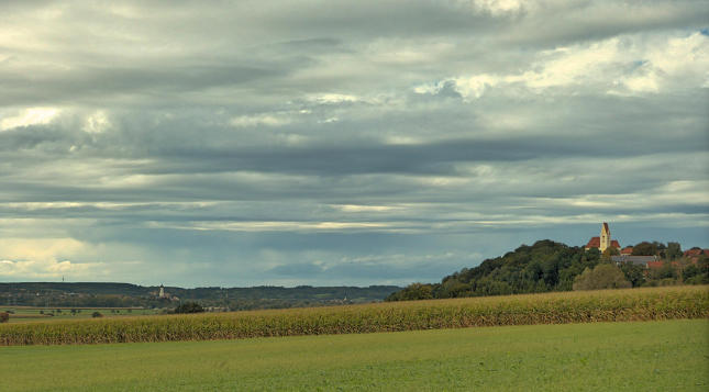 Blick ins Mindeltal, rechts der Thannhauser Ortsteil Burg.