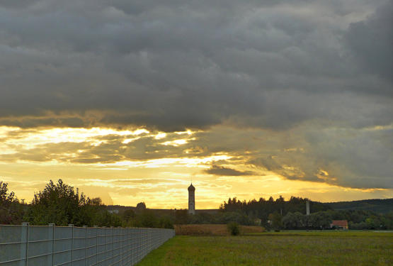 Blick nach Ursberg im wolkenverhangenen Mindeltal.