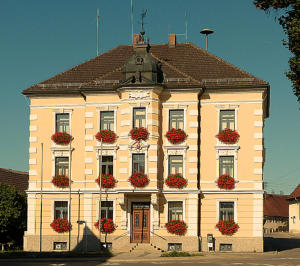 Das Rathaus in Ziemetshausen - von der Morgensonne angestrahlt.