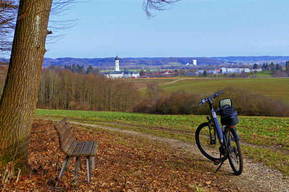 "Zur schönen Aussicht" - 'meine' Bank und mein Gefährt mit Blick ins Mindeltal.