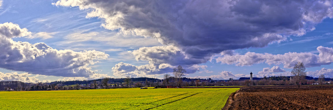 Ein Spektakel am Himmel - tieffliegende Wolken überqueren das Mindeltal.