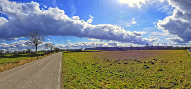 Ein Spektakel am Himmel - tieffliegende Wolken überqueren das Mindeltal.