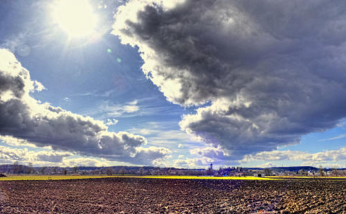 Ein Spektakel am Himmel - tieffliegende Wolken überqueren das Mindeltal.