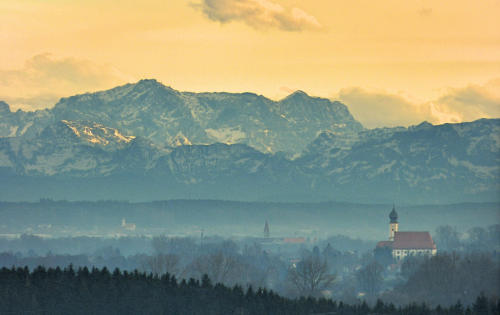 Der Föhn machts möglich - Blick von Hasberg auf das Zugspitzmassiv. Rechts im Vordergrund die Kirche von Pfaffenhausen.