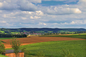 Schönes Mittelschwaben: Blick von den Burger Fluren ins Zusamtal - im Hintergrund Memmenhausen.