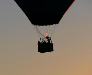 "Im Gegenlicht". Bei diesem herrlichen Wetter zieht es auch die Ballonfahrer in die Luft - wie hier über dem Mindeltal bei Bayersried. Die untergehende Sonne taucht die Szenerie in ein ganz besonderes Licht.