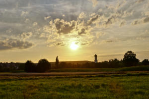 "Ein traumhafter Sommertag geht zu Ende" - im Mindeltal mit Blick nach Ursberg. 