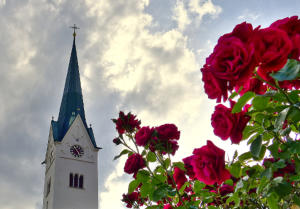 'Sechs vor Fünf' - der Thannhauser Kirchturm vom Friedhof aus gesehen.