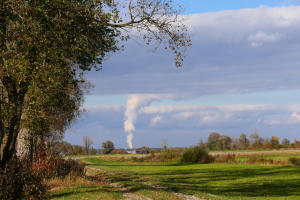 Blick von Hagenried ins nördliche Mindeltal - im Hintergrund steigt die 'Fahne' des AKWs Gundremmingen empor.