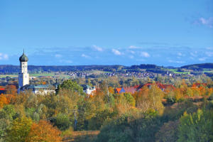 Blick ins Mindeltal - im Vordergrund Ursberg und im Hintergrund Balzhausen.