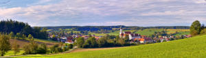 Schönes Mittelschwaben - Edelstetten, angestrahlt von der Morgensonne.