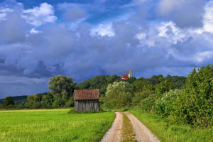 Im Mindeltal entlang der Hasel mit Blick auf die Kirche des Thannhauser Ortsteils Burg. (28.August 2021 Temperatur: 14 Grad!)