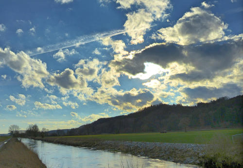  'Was macht die Mindel am Himmel?' Fast könnte man meinen - mit etwas Fantasie . die Mindel spiegelt sich am Himmel. Eingefangen am Rosenmontagnachmittag südlich von Mindelzell.