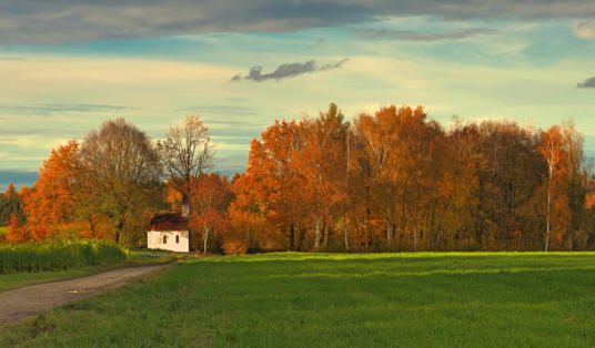 Die 14 Nothelfer Kapelle westlich von Oberrohr in herbstlicher Landschaft