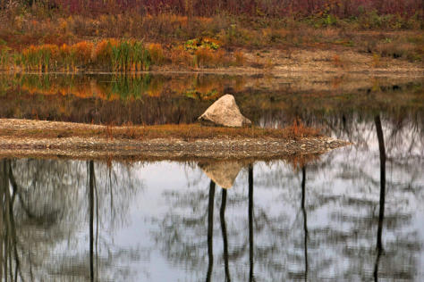 'Still ruht der See'. Ebenso wenig wie die Sonne lassen sich die Menschen blicken - an diesem Weiher im Mindeltal zwischen Balzhausen und Mindelzell. Buß-und Bettag 2021