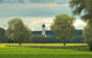 Blick auf Ursberg mit dem vermutlich höchsten Kirchturm im Landkreis
