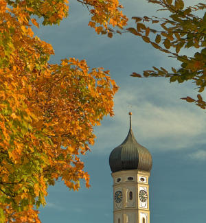 Zu jeder Jahreszeit ein schönes Fotomotiv - der Ursberger Kirchturm.