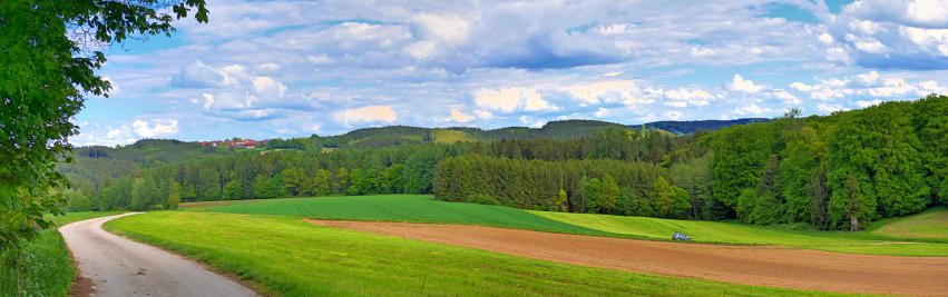 Panoramablick ins Zusamtal - links im Hintergrund Hellersberg.