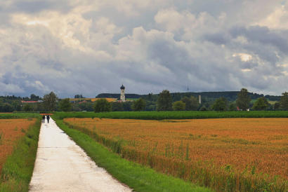 Spaziergang nach dem Regen - im Mindeltal mit Blick nach Ursberg.
